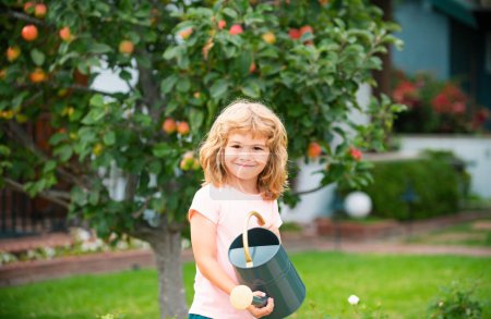 Téléchargez les photos : Outils de jardin, arrosoir pour enfants à l'extérieur. Activité de jardinage avec enfant et famille - en image libre de droit