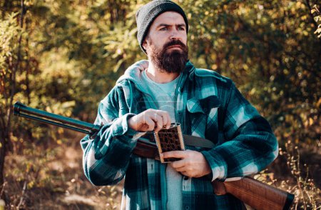 Jagd in Russland. Jäger mit Gewehr auf Jagd. Nahaufnahme Porträt eines hammerigen Jägers. Autunm-Jagd
