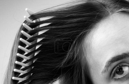 Téléchargez les photos : Perte de cheveux de près. Enchevêtrement problème cheveux macro - en image libre de droit