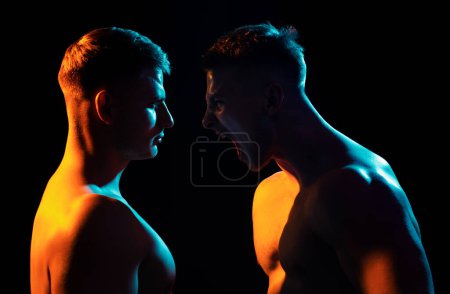 Foto de Gritando hombre. Dos jóvenes enojados de pie cara a cara - Imagen libre de derechos