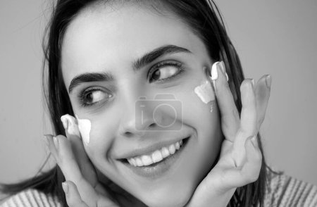 Feuchtigkeit für die Haut, Nahaufnahme. Frau Schönheit Gesicht, Porträt der schönen weiblichen Modell. Hautpflege und gesunde Haut, Wellness-Gesichtsbehandlung