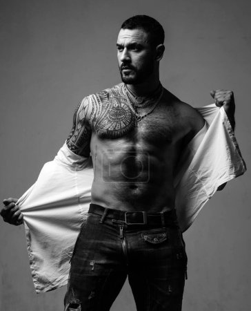 Foto de Hombre brutal, cara seria de guapo modelo masculino, concepto de poder de los hombres y fuerte. - Imagen libre de derechos