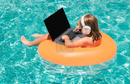 Foto de Funny pequeño empresario freelancer relajarse en la piscina, utilizando el ordenador portátil en el agua de verano - Imagen libre de derechos