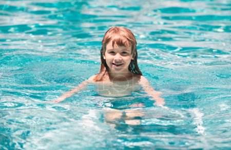 Téléchargez les photos : Enfant garçon nager dans la piscine. Concept vacances d'été - en image libre de droit
