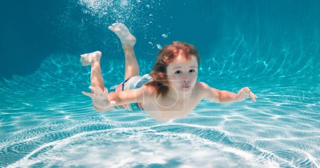 Foto de Niño bajo el agua nadar bajo el agua en la piscina - Imagen libre de derechos