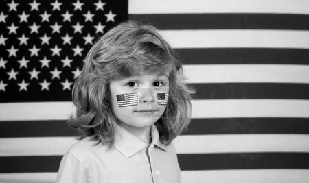 Téléchargez les photos : Jour de la liberté et indépendance. Petit garçon avec drapeau américain, jour de l'indépendance le 4 juillet. Concept des États-Unis d'Amérique. Quatrième jour de l'indépendance Juillet des Etats-Unis - en image libre de droit