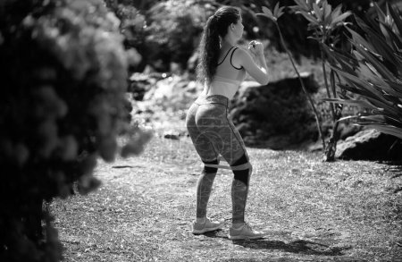 Foto de Mujer haciendo deportes al aire libre. Ajuste femenino espalda y nalgas - Imagen libre de derechos