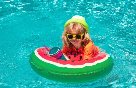 Téléchargez les photos : Mignon enfant drôle garçon relaxant avec anneau de natation jouet dans une piscine s'amuser pendant les vacances d'été dans une station tropicale - en image libre de droit