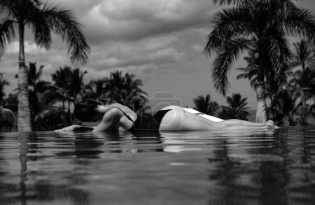 Foto de Mujer sexy en la piscina exótica infinito - Imagen libre de derechos
