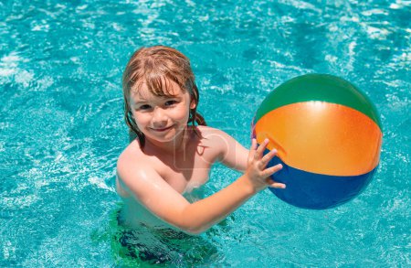 Téléchargez les photos : Des éclaboussures d'enfants dans la piscine. Mode de vie sain et actif, activité sportive aquatique de natation pendant les vacances d'été avec l'enfant. Jouets aquatiques pour enfants - en image libre de droit