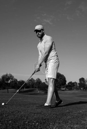 Téléchargez les photos : Golfeur homme jouer au golf sur beau terrain de golf vert ensoleillé - en image libre de droit