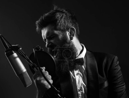 Foto de Hombre con micrófono cantando canción. Músico en music hall. Festival de música. Chico gracioso cantando en karaoke - Imagen libre de derechos