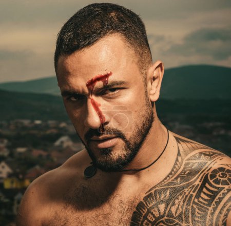 Foto de Cicatrices masculinas y boxeo. Deportes peligrosos. Brutal luchador de puños en la sangre. Fuerte mirada de un hombre - Imagen libre de derechos