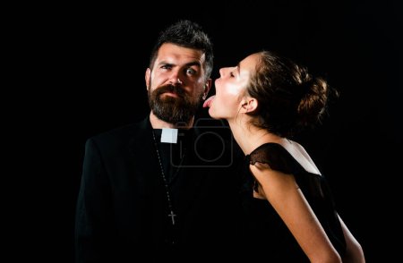 Foto de Monje seductor. Pecado del sacerdote. Iglesia pastor con sexy monja. - Imagen libre de derechos