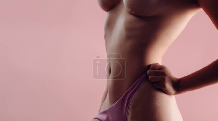 Téléchargez les photos : Sexy boobs, breast tits. Beautiful woman body, sexy female boobs. Women with large breasts. Naked woman, nude girl, sensual female. Isolated on pink, close up. Copy space - en image libre de droit
