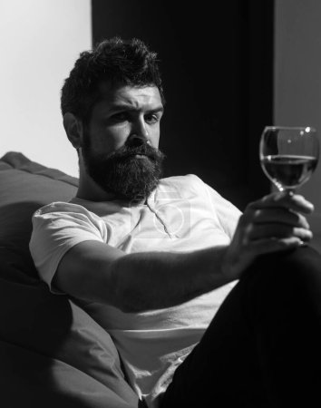Téléchargez les photos : Du vin. Boire du vin rouge. Homme avec de l'alcool. Célébrez seul à la maison. Sommelier - en image libre de droit