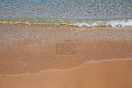 Téléchargez les photos : Vague bleue de l'océan sur la plage de sable. Plage au coucher du soleil l'heure d'été. Paysage de plage. Paysage tropical, Calme, Lumière du soleil relaxante et tranquille - en image libre de droit
