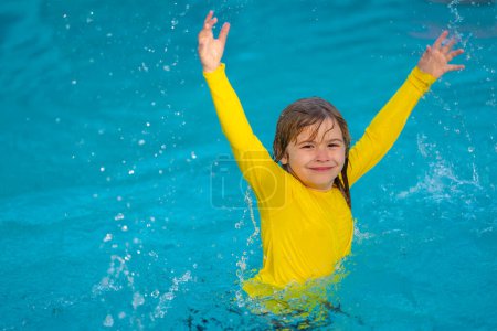 Téléchargez les photos : Enfant profitant de vacances d'été, nageant dans la piscine. Enfant s'amuser pendant les vacances d'été à la piscine. Des enfants heureux jouant sur l'eau de la piscine. Bon été. Enfant en vacances d'été jouer dans l'eau - en image libre de droit