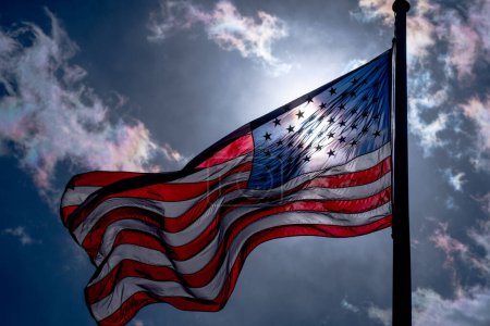Téléchargez les photos : Drapeau américain. Un drapeau américain sur un ciel sombre et dramatique. Drapeau USA - en image libre de droit