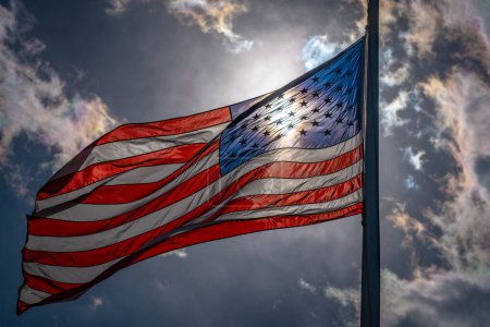 Foto de Elección americana y concepto de voto. Bandera de Estados Unidos. ondeando bandera americana en el cielo oscuro y dramático. Bandera de USA - Imagen libre de derechos