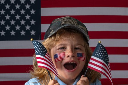 Téléchargez les photos : Petit garçon avec drapeau américain, jour de l'indépendance le 4 juillet. Concept des États-Unis d'Amérique. Le 4 juillet, jour de l'indépendance des Etats-Unis. drôle excité étonné enfants visage - en image libre de droit
