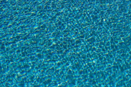 Foto de Fondo de agua. Agua azul, ondulaciones y reflejos. Textura de la superficie del agua y fondo de baldosas - Imagen libre de derechos