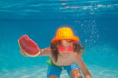 Téléchargez les photos : Petit garçon nageant sous l'eau sur la plage en mer en été. De l'eau bleue. Enfant garçon nageant dans la piscine - en image libre de droit