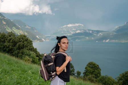 Foto de Mujer viajera alpes montañas. Alpes verano. Mujer con mochila senderismo. Estilo de vida aventura concepto bosque y lago en la naturaleza. Viajero de la libertad mujer con mochila disfrutando de una naturaleza - Imagen libre de derechos