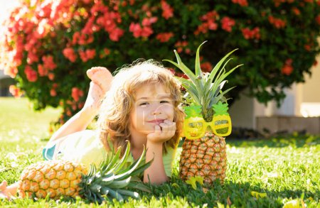 Foto de Niño con piña. Niño con fruta de verano - Imagen libre de derechos