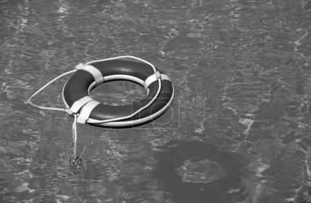 Foto de Concepto de ayuda y ahogamiento. Anillo salvavidas flotando en el agua - Imagen libre de derechos