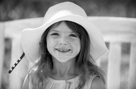 Téléchargez les photos : Portrait d'une jolie enfant fille dans un parc d'été. Visage gros plan de mignon adolescent fille en plein air - en image libre de droit