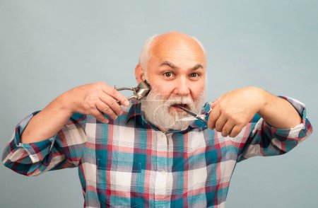 Foto de Retrato de un elegante peluquero barbudo con barba de bigote gris. Viejo barbudo, hombre barbudo - Imagen libre de derechos