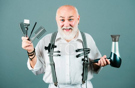 Téléchargez les photos : Barbier avec outils d'équipement de coiffeur. Salon de coiffure vintage, rasage. Coiffeur vieil homme - en image libre de droit