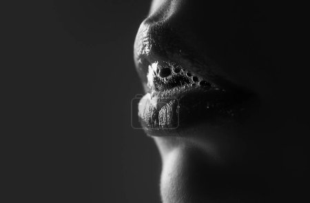 Téléchargez les photos : Des lèvres passionnées. Femme bouche ouverte avec salive - en image libre de droit