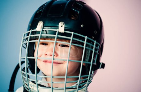 Sicherheit und Schutz. Schutzgitter auf dem Gesicht. Sportgeräte. Eishockey- oder Rugbyhelm. Sportliche Kindheit. Zukunft als Sportstar. Sportliche Erziehung und Karriere. Junge niedlich Kind tragen Hockey-Helm aus nächster Nähe.