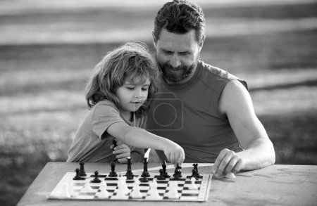 Foto de El chico juega al ajedrez. Padre e hijo jugando ajedrez. Día del Padre, familia del amor, paternidad, concepto de la infancia - Imagen libre de derechos