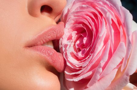 Téléchargez les photos : Beauté rose. Icône de bouche. Jeune lèvre sexy, rose rose. Lèvres avec du rouge à lèvres en gros plan. Belle femme lèvres avec rose - en image libre de droit