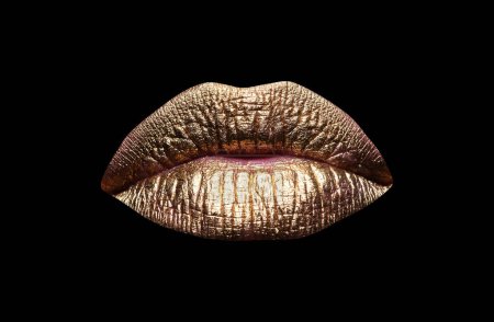 Foto de Los labios dorados. Boca de mujer cerca con lápiz labial de color dorado en el labio. Labios brillantes que muerden - Imagen libre de derechos
