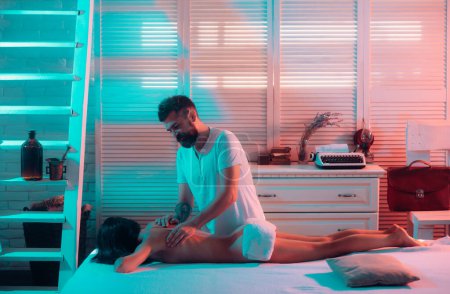 Téléchargez les photos : Couple détendu au lit. Femme sexy faire massage sensuel. Massage sexuel. Femme de nuit et bonne nuit - en image libre de droit