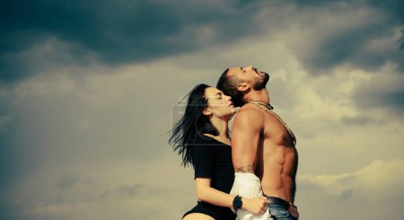 Concepto sensual y pasional para pareja sexy. Una pasión por el cuerpo del hombre latino. Pareja sensual en el fondo del cielo. Sexual juego
