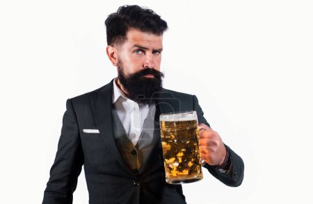 Foto de Hipster con barba y bigote en traje bebe cerveza después de la jornada laboral. Hora de la cerveza. Guapo barman sosteniendo una gran taza de cerveza - Imagen libre de derechos