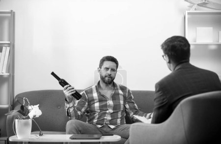 Téléchargez les photos : Homme avec psychologue thérapie problèmes sociaux concept dépendance à l'alcool - en image libre de droit