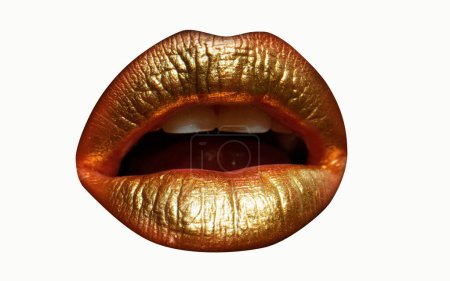 Téléchargez les photos : Lèvres dorées en gros plan. Lèvres avec bâton métallique en or maétallique. Sexy fille bouche dorée. Fond blanc isolé - en image libre de droit