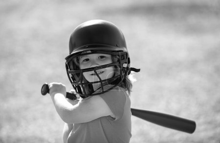 Téléchargez les photos : Petit garçon posant avec une batte de baseball. Portrait d'un gamin jouant au baseball - en image libre de droit