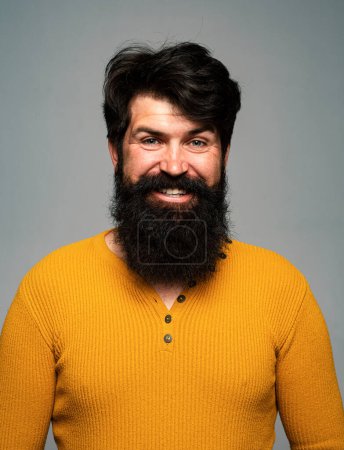 Téléchargez les photos : Homme barbu à longue barbe et moustache au salon de coiffure. Joyeux sourire masculin visage - en image libre de droit