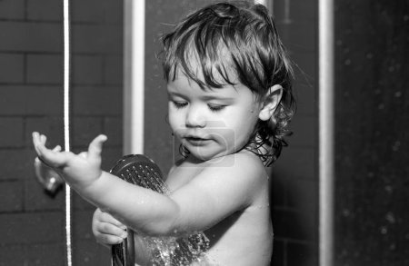 Foto de Lavar la higiene infantil y la atención médica. Pequeño bebé está lavando su cabello en el baño - Imagen libre de derechos
