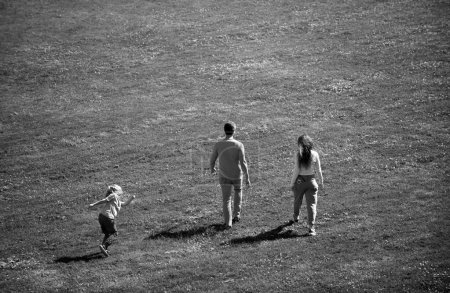 Foto de Tiempo libre familiar. Padres e hijos de vacaciones jugando juntos al aire libre - Imagen libre de derechos