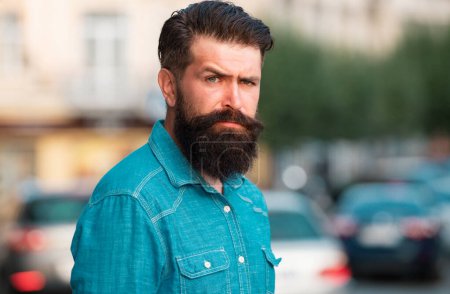 Foto de Guapo hipster moderno hombre de negocios con barba caminando en la ciudad - Imagen libre de derechos