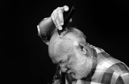 Foto de Recortes de cabello mayores. Peluquero hombre calvo, calvicie madura y concepto de pérdida de cabello - Imagen libre de derechos