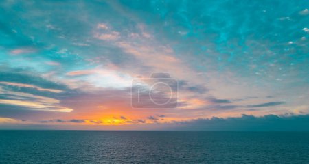 Foto de Puesta de sol del océano en el fondo del cielo con nubes de colores. Mar tranquilo con el cielo del amanecer, hawaii - Imagen libre de derechos